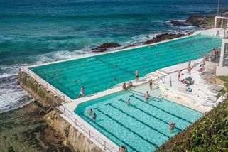 Žena v Sydney si neodepřela chytrý telefon ani při plavání v bazénu. Svědek natáčel - Novinky